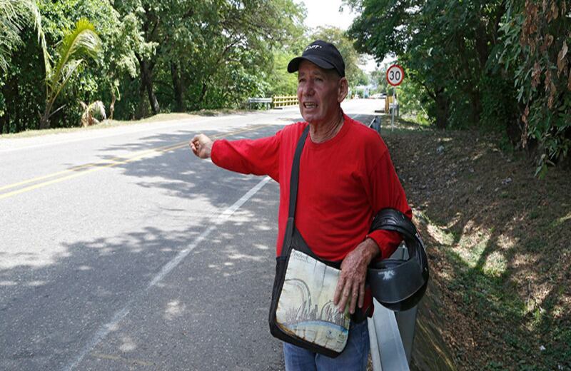 Decenas de armeritas como José Antonio Rubio sobreviven vendiendo a la orilla de la carretera videos y fotografías con la historia de este pueblo.