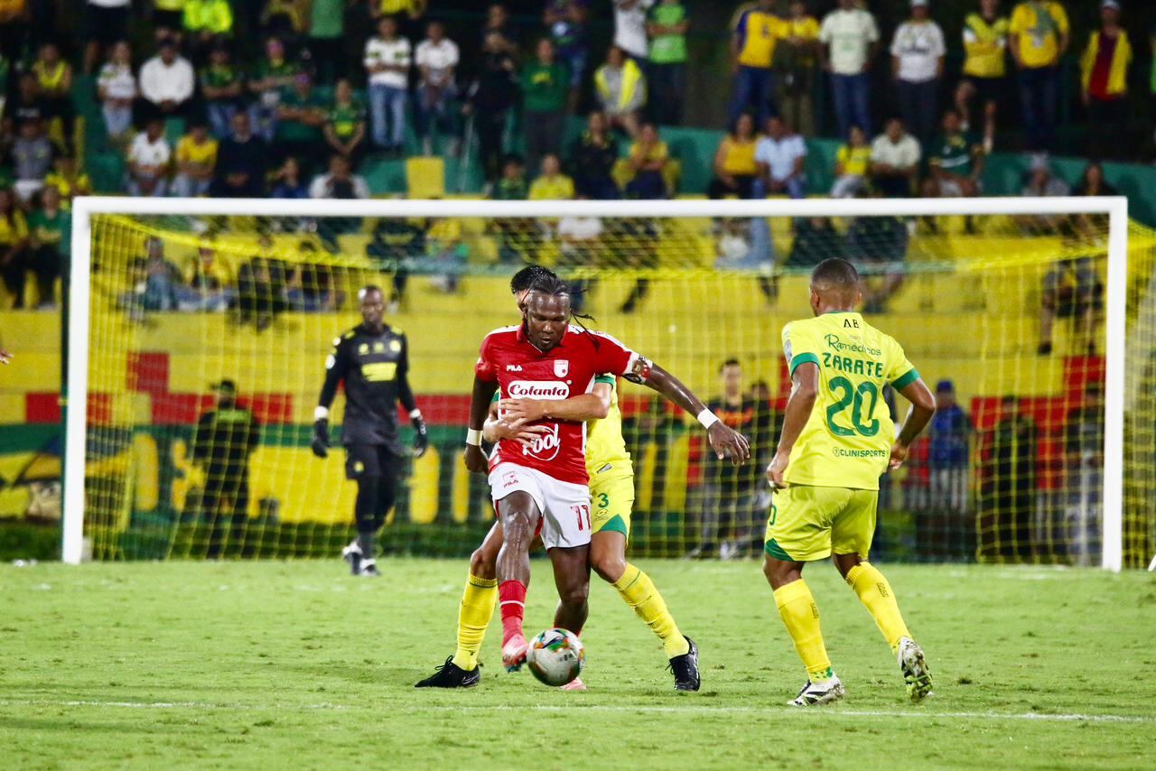 Fotos partido por la fecha 13 entre Atlético Bucaramanga y Santa Fe, disputado en el estadio Américo Montanini de Bucaramanga. Con un resultado a favor del equipo capitalino 2-1. Fotos: Jaime Moreno.