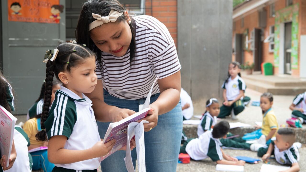 Con ‘Educación para el desarrollo’ se han remodelado más de 15 instituciones en los municipios de la región y, en alianza con la Fundación Angelitos de Luz, se desarrolló un programa de becas para garantizar educación bilingüe.