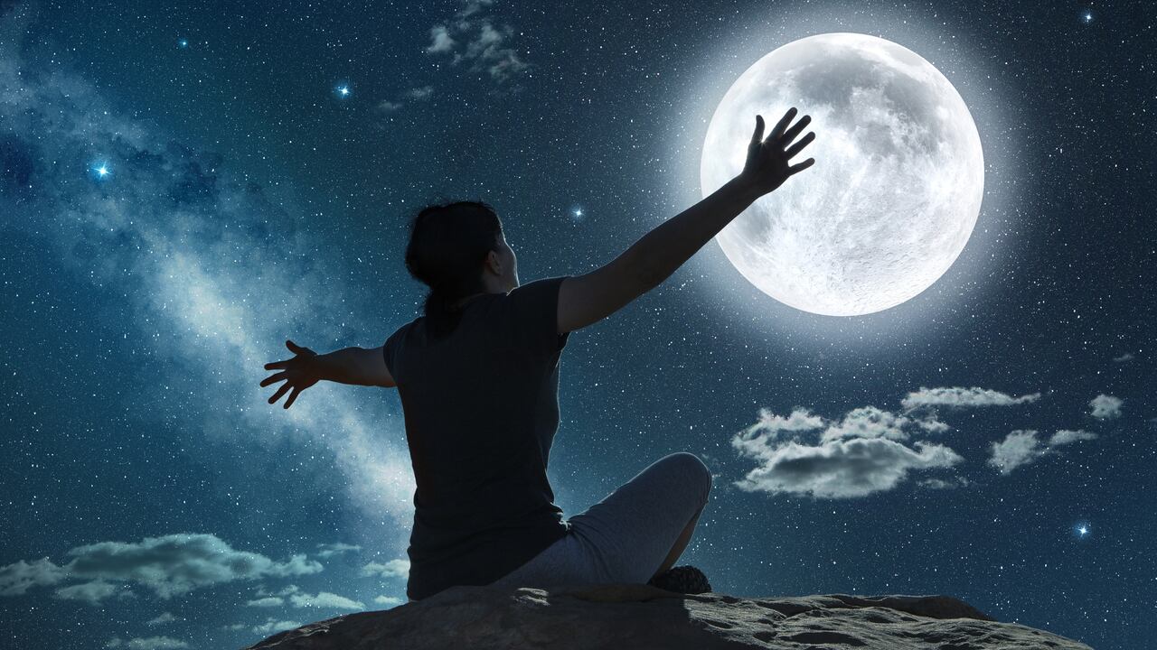 La Luna de Nieve en febrero de 2024: un fenómeno celestial que revela su significado profundo, más allá de su esplendor en el cielo nocturno.