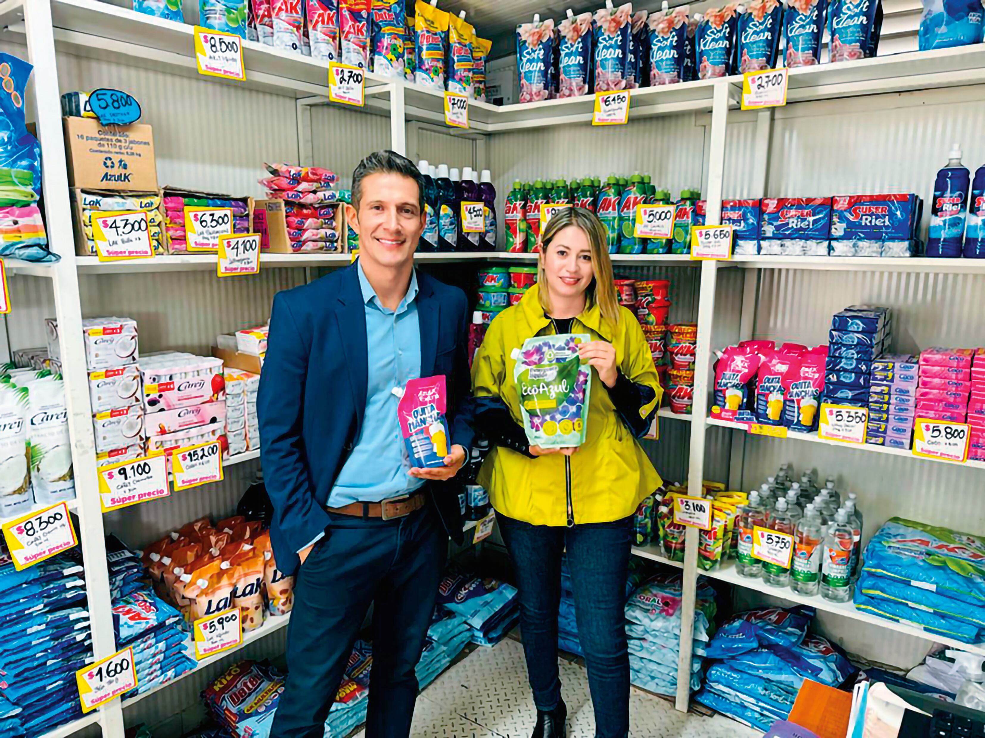 Julio Bonilla, gerente de Ventas, y Carolina Romero, gerente comercial de AzulK.