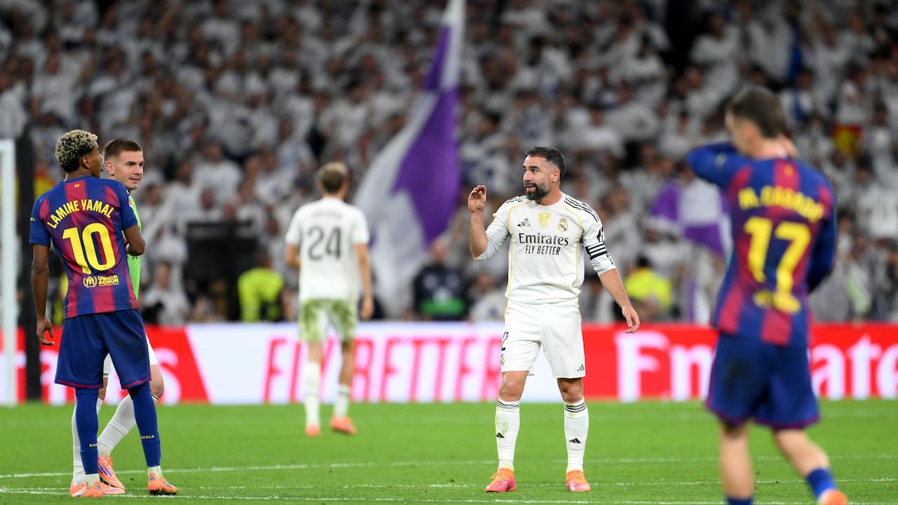 Lamine Yamal discutiendo con Dani Carvajal en el final del clásico Real Madrid vs. Barcelona