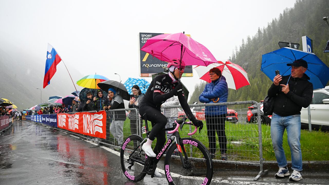 Tadej Pogacar, líder de la clasificación general, cubriéndose de la lluvia en Livigno.