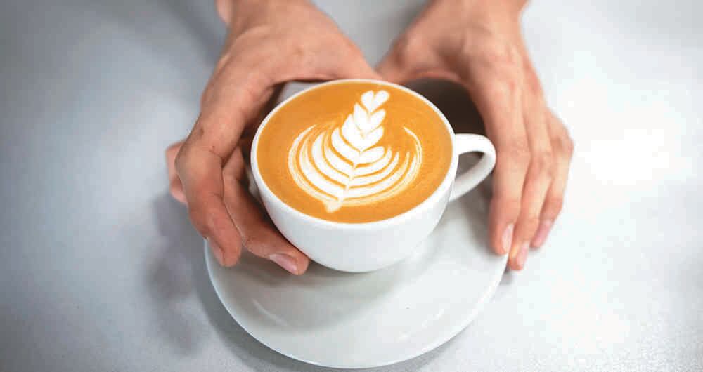 La cafeína en exceso puede alterar y poner nerviosas a las personas, mucho más a los bebés. 