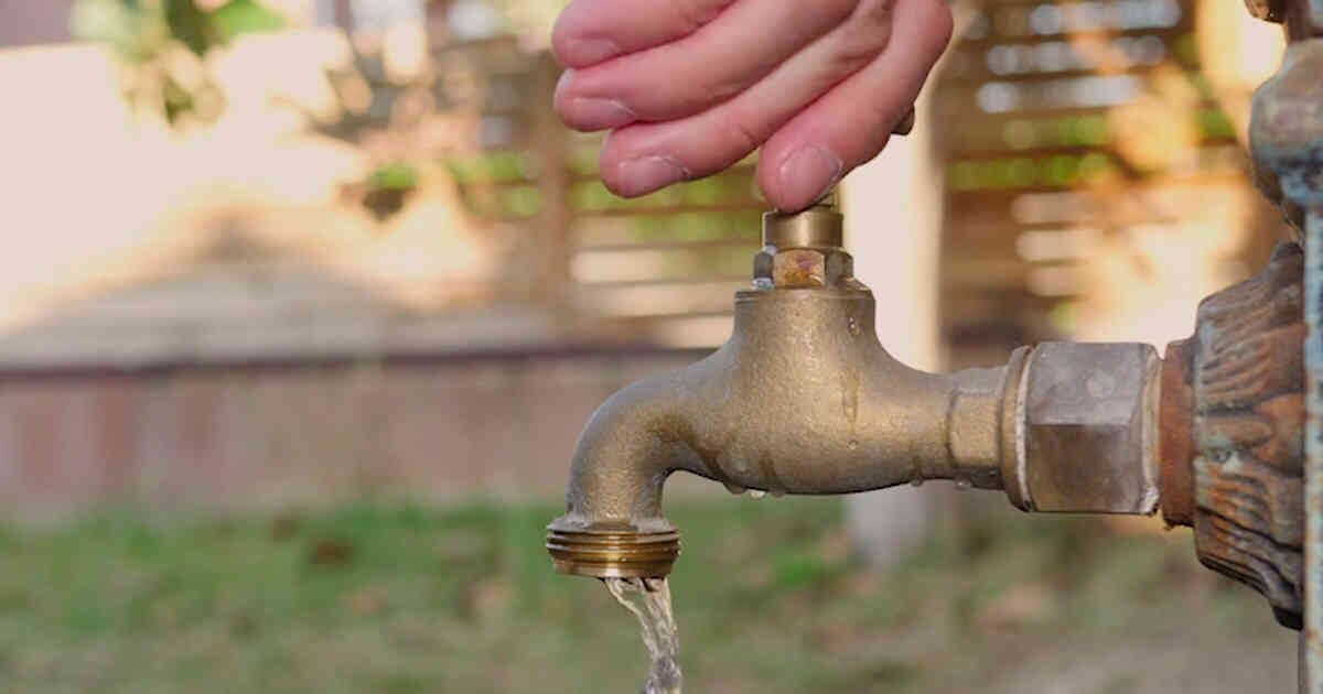 Los ciudadanos deben seguir ahorrando agua. 