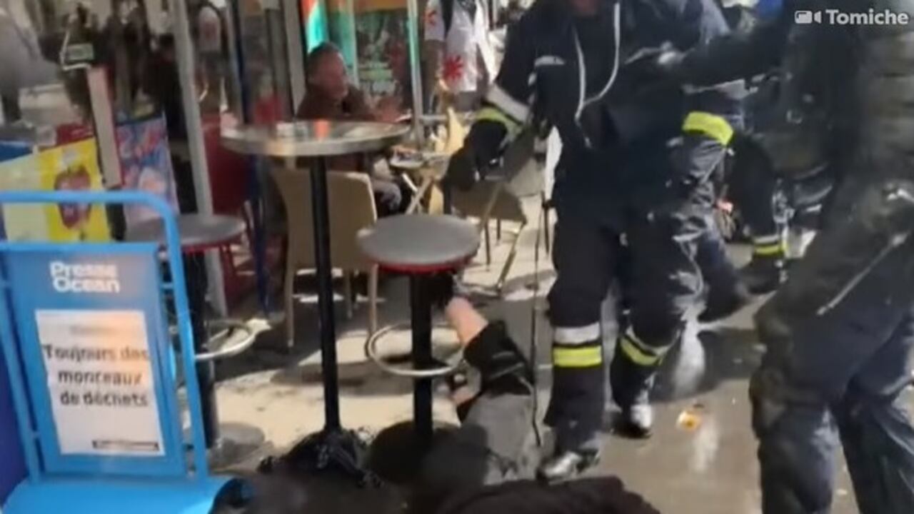 Mujer agredida en protestas contra reforma pensional en Francia