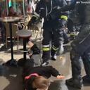 Mujer agredida en protestas contra reforma pensional en Francia