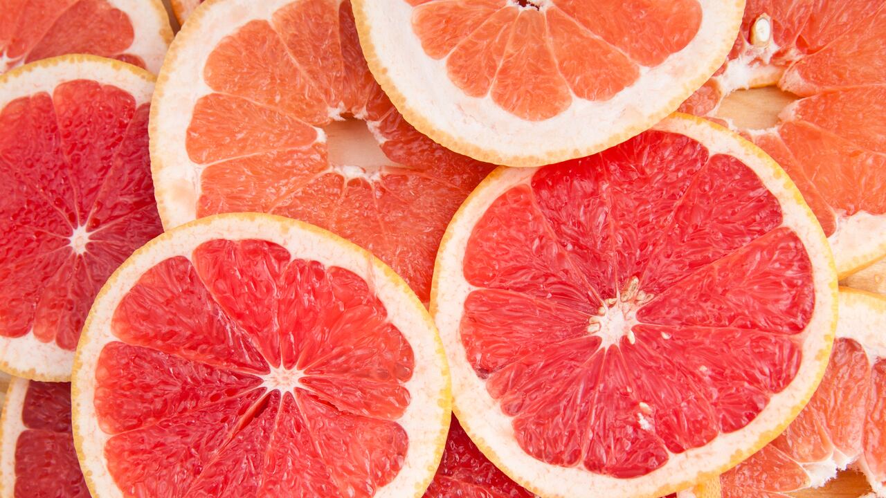 El consumo de toronja antes de las comidas incrementa el colesterol bueno en la sangre.