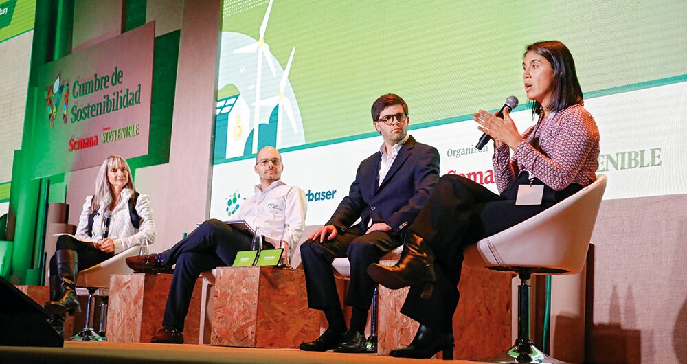 Alexandra Hernández, presidenta ejecutiva de SER Colombia; Felipe Valencia, gerente de Asuntos de Gobierno y Entorno de TGI; Fernando Atuesta, coordinador de Sostenibilidad de Alpina; y María Lara, directora de Asuntos Corporativos y Sostenibilidad de LATAM Airlines Colombia.