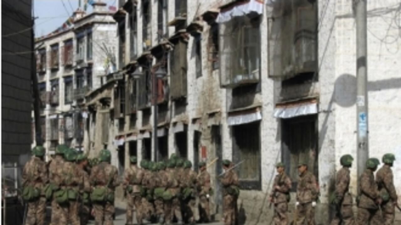 Soldados chinos recorren Lhasa, la capital de Tíbet, después de protestas en contra de la ocupación china que terminó con disturbios y expresiones de violencia. Foto: AFP