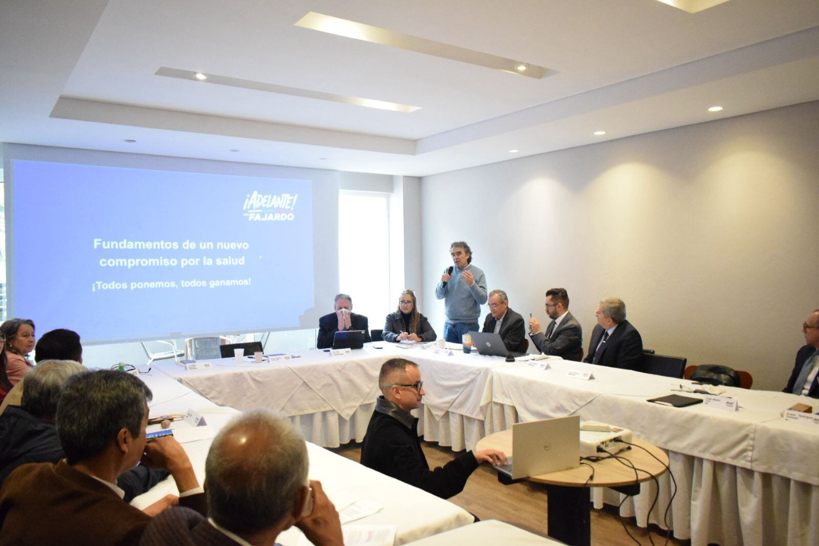Sergio Fajardo presentó a la primera parte de su equipo programático.