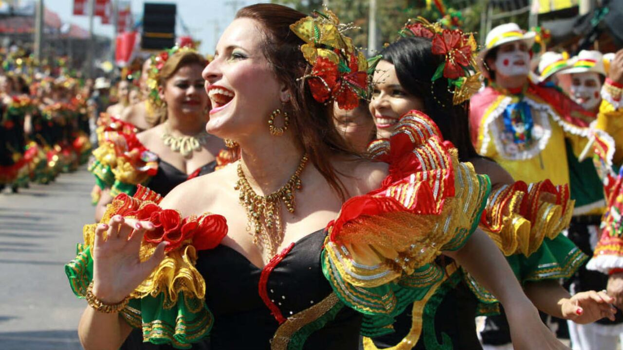 Integrantes de comparsas desfilan durante la "Gran Parada de Tradición" del carnaval en Barranquilla.