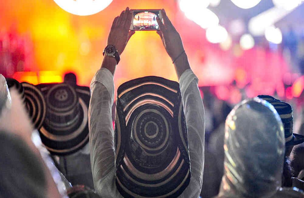 Un hombre toma una foto, en medio de un fuerte aguacero, durante la actuación de Marc Anthony al amanecer del domingo 29 de abril de 2017, en el Parque de la Leyenda Vallenata en Valledupar, durante el 50 Festival de la Leyenda Vallenata que rinde homenaje a sus fundadores Consuelo Araújo Noguera, Rafael Escalona y Alfonso López Michelsen. Foto: Carlos Julio Martínez / Enviado Especial de Semana