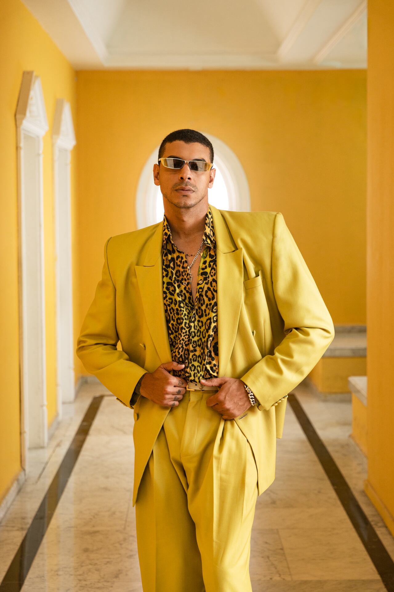 Manuel Medrano empezó su gira y presenta su nuevo sencillo llamado 'Más que ayer'.