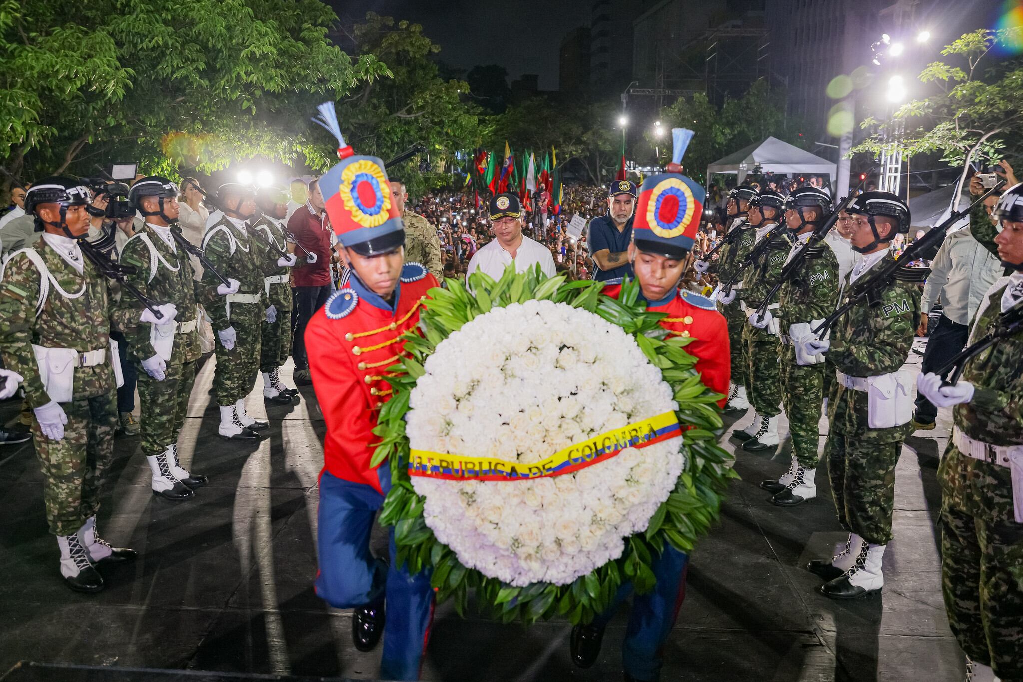 La ofrenda floral en honor a Simón Bolívar, durante el discurso del presidente, Gustavo Petro, en Barranquilla