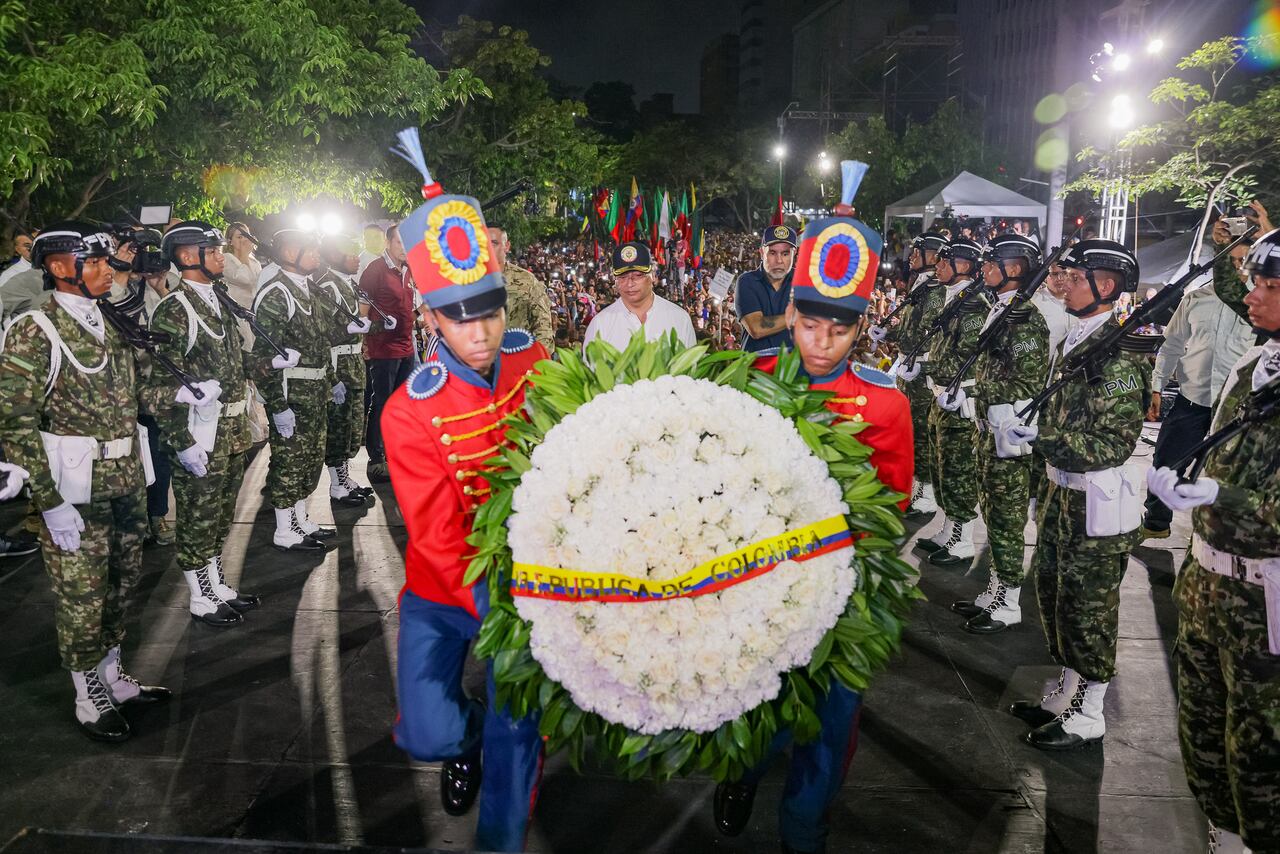 La ofrenda floral en honor a Simón Bolívar, durante el discurso del presidente, Gustavo Petro, en Barranquilla