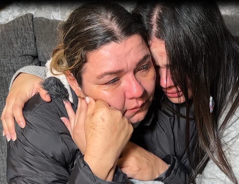 Iris Camargo, abraza a su nieta