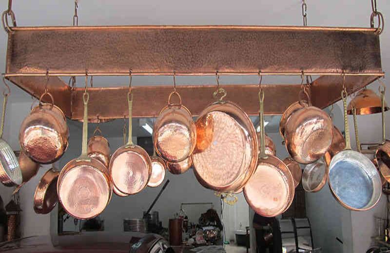 Ángel exhibe las piezas recién pulidas a la entrada de su taller, cerca a la estación 76 del Transmilenio. Fotografía vía: Vanessa López Suaza.