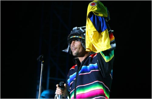 Jay Kay, el cantante estrella de Jamiroquai, lució una ruana al mejor estilo Mercedes Sosa. Sin embargo, muchos asistentes coincidieron en que le lucía perfecta al lado de su rimbombante sombrero, típico en su vestimenta. en medio del show, alzó una camiseta de la Selección Colombia de fútbol, muy parecida a una que también llevaba su baterista.    