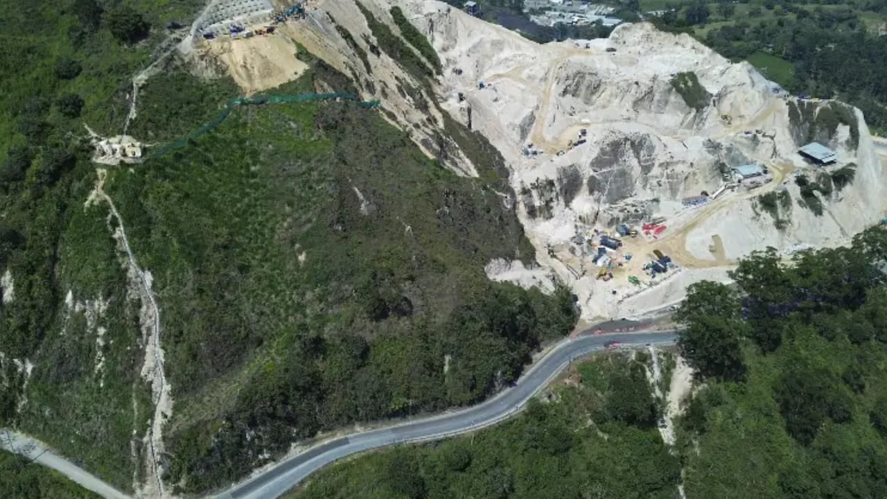 En el sector Las Areneras, en Amagá, el tránsito hacia el Suroeste antioqueño opera bajo la modalidad de “pare y siga” mientras avanzan las obras del proyecto Pacífico 1, lo que obliga a conductores a prever posibles demoras.