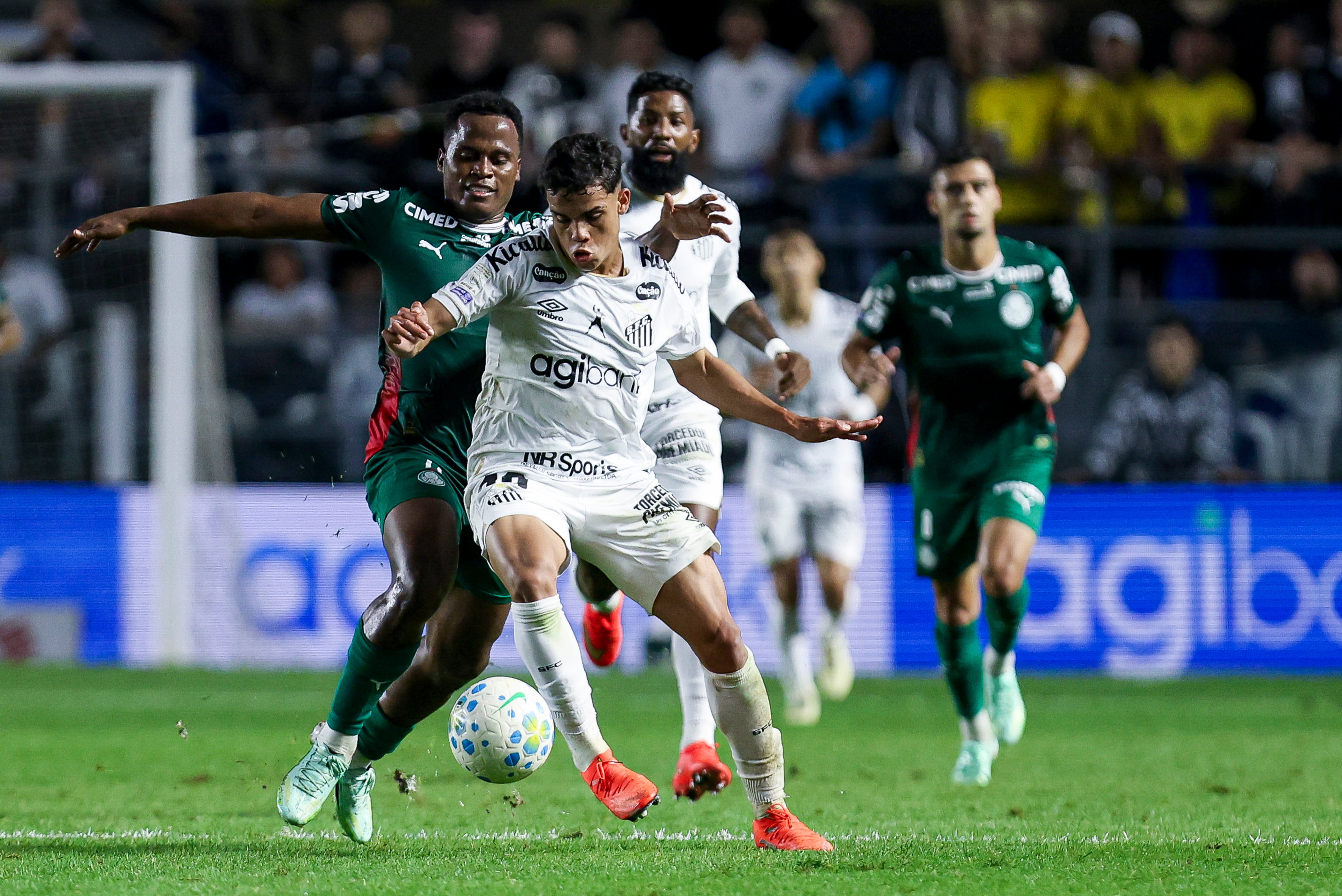 Jhon Arias, delantero de Palmeiras visitando a Santos de Brasil