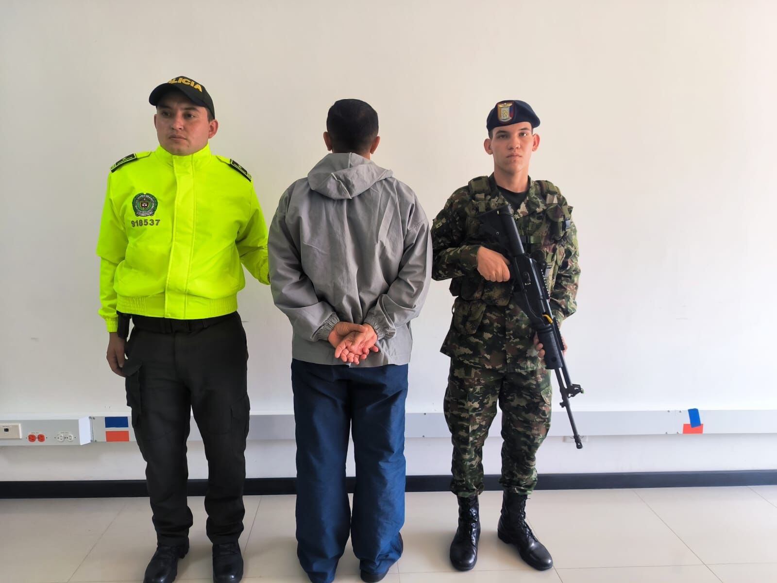 Capitán del Ejército capturado.