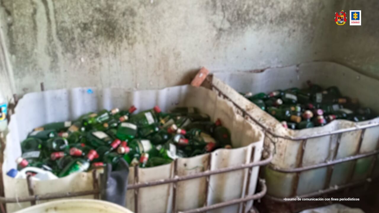 Así fue como delincuentes convirtieron reciclaje en licor adulterado. La Fiscalía hizo gigantesca incautación en Bogotá