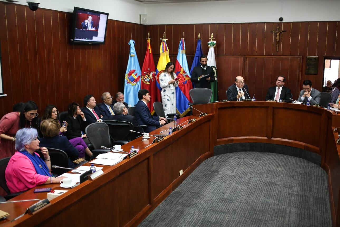 Canciller Álvaro Leyva asiste a un debate de control político en la Comisión Segunda del Senado