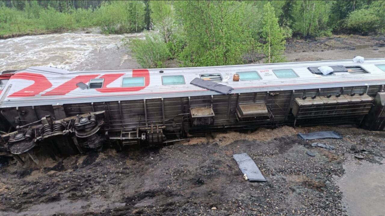 Nueve de los 14 vagones se volcaron 10 minutos después de salir de la estación.