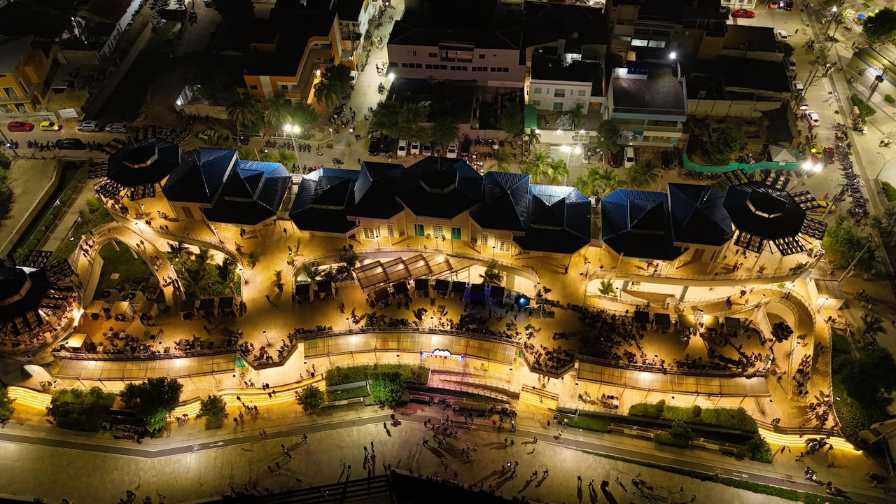 Vista nocturna de Puerto Colombia, Atlántico.