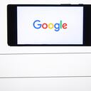 ANKARA, TURKIYE - 18 DE SEPTIEMBRE: En esta ilustración fotográfica, el logotipo de Google que aparece en la pantalla del teléfono móvil encima del cuadro de búsqueda se muestra en la pantalla en Ankara, Turkiye, el 18 de septiembre de 2023. (Foto de Didem Mente/Agencia Anadolu vía Imágenes falsas)