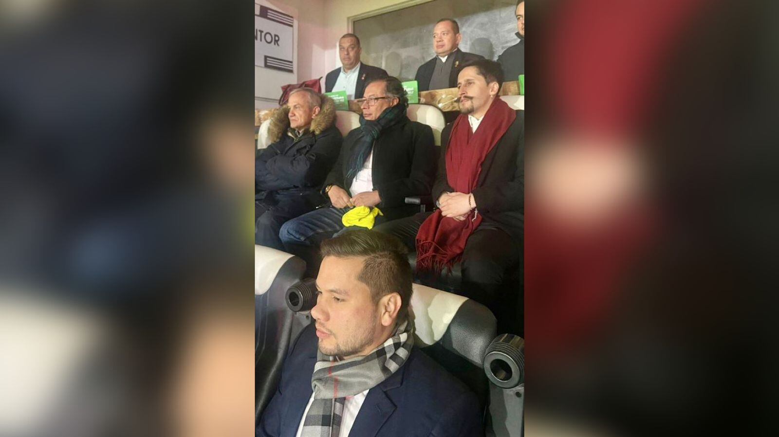 Gustavo Petro en compañía de Sebastián Guanumen, el presidente de la Cámara Andrés Calle y el director del Dapre Carlos Ramón González en el estadio de Santiago de Chile.