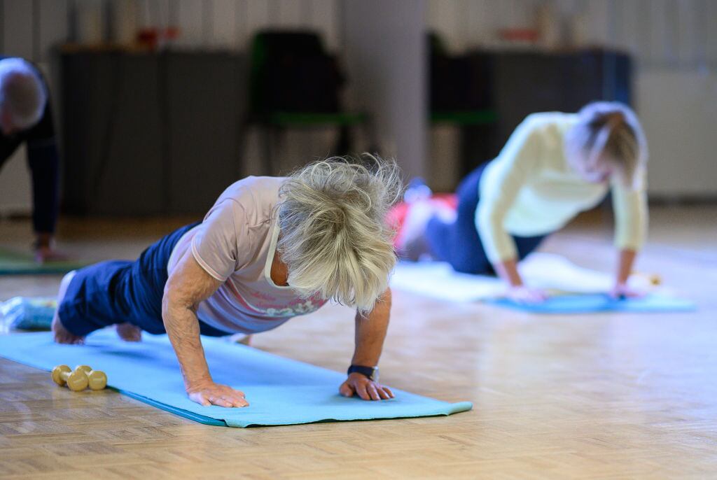 Mujer de 64 años, en redes sociales, sube rutinas y consejos, parta una vida firness.