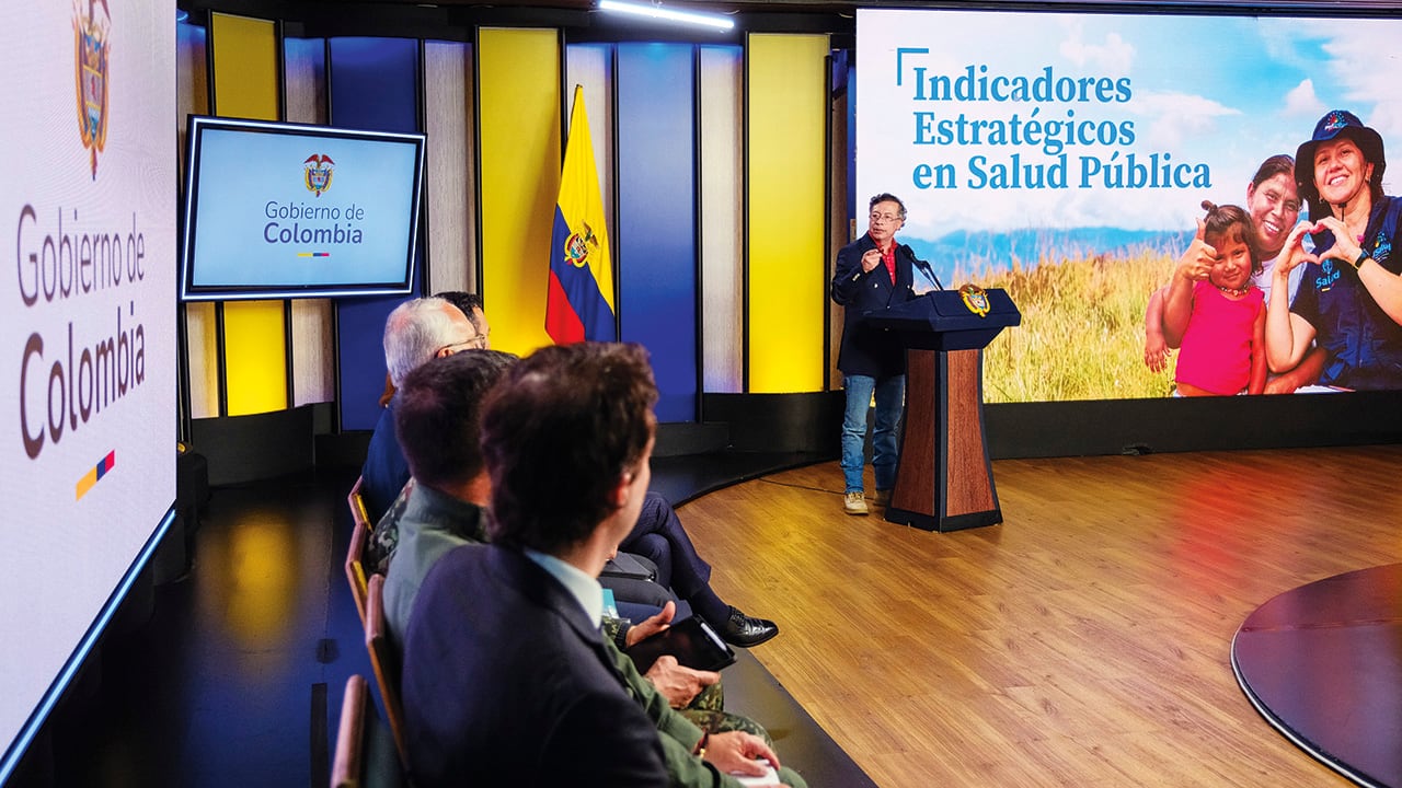 Petro ordena retirar licencias a las EPS 'más malas' en una medida sin precedentes