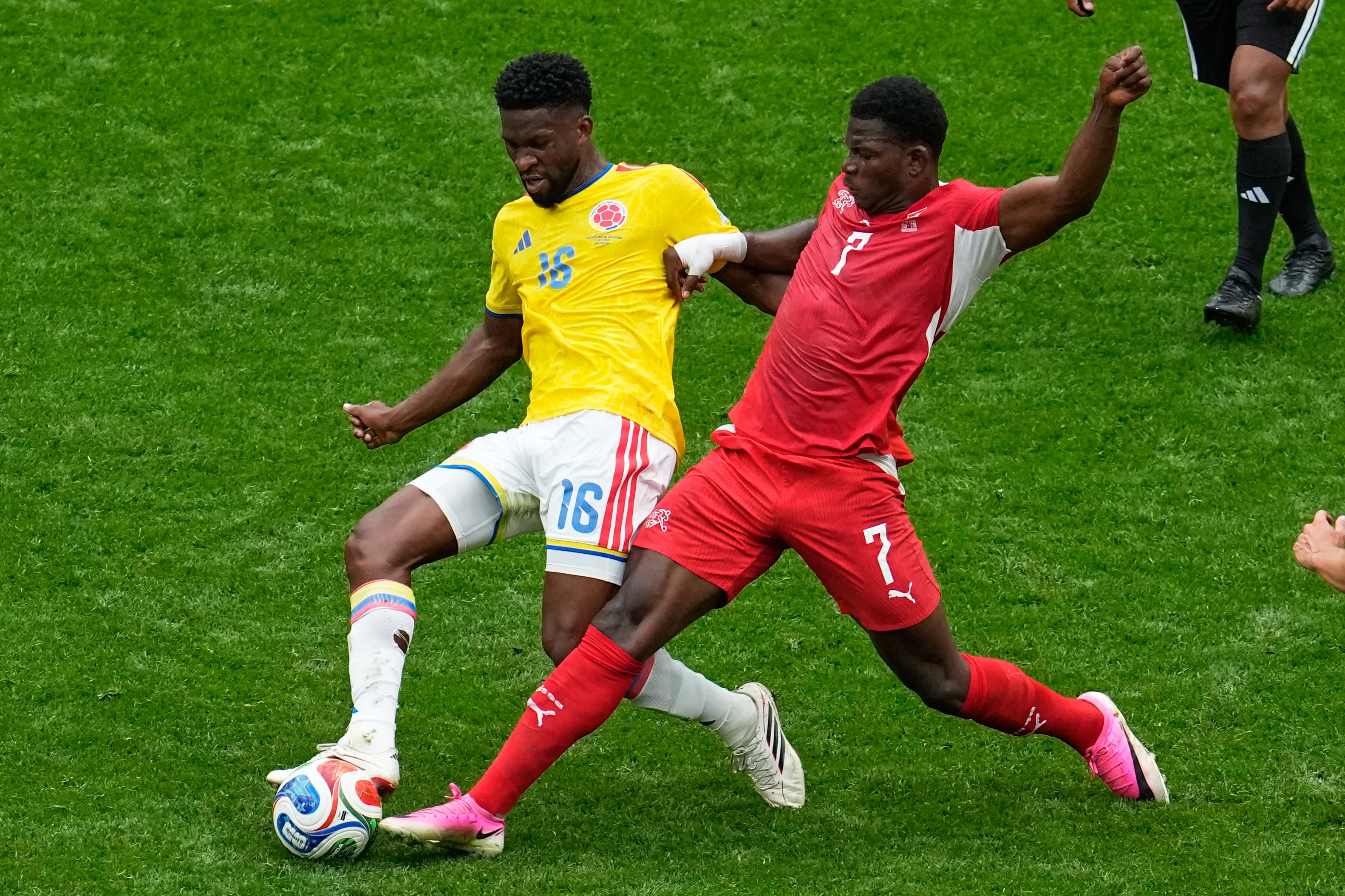 Jefferson Lerma tiene que afrontar una batalla contra Breel Embolo. (AP Photo/Gregory Bull)