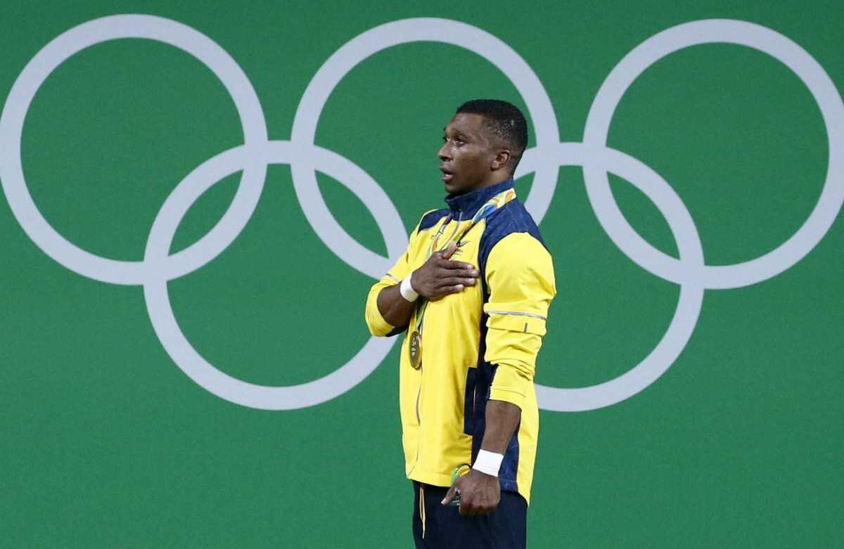 Mano al pecho para vivir el himno, más dorado que nunca. EFE/EPA/LARRY W. SMITH