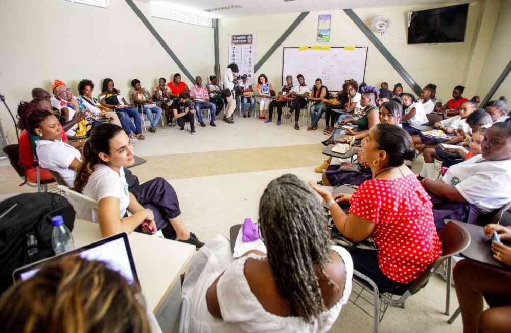 Taller Costura y Moda, liderado por los diseñadores María Luisa Ortíz y Diego Guarnizo y Lía Samantha, el jueves 17 de noviembre de 2016, en Quibdó, Chocó, durante el II Festival Detonante 2016. Foto: Carlos Julio Martínez / SEMANA
