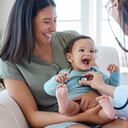 Es importante llevar a los bebés menores de un año a consulta con el pediatra cada mes o máximo cada 2 meses, debido a que están en un período de crecimiento más rápido.