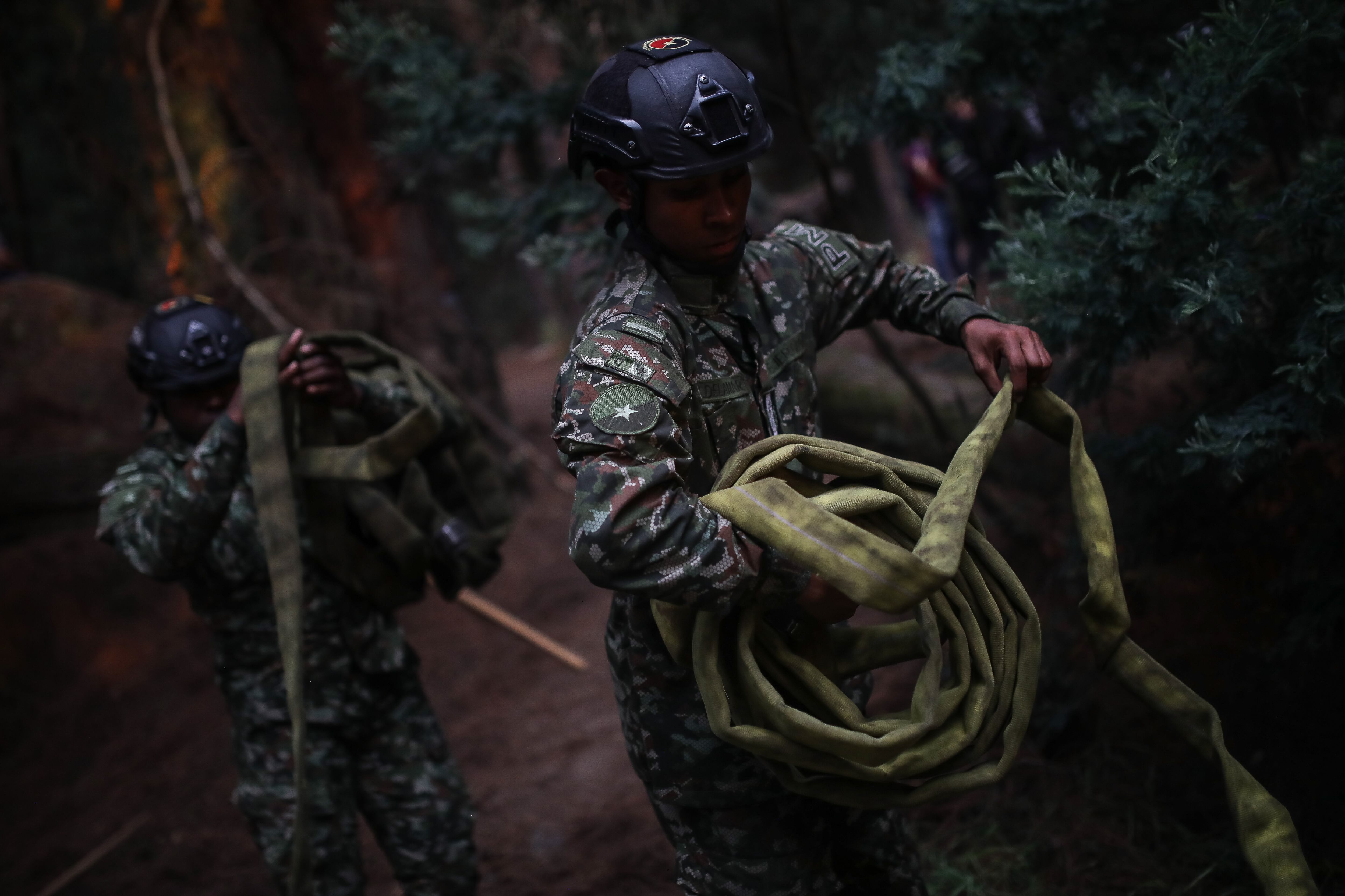 Incendios en la ciudad de Bogotá 
Bomberos, policia, defensa civil y ciudadanos apoyan las labores en los cerros.