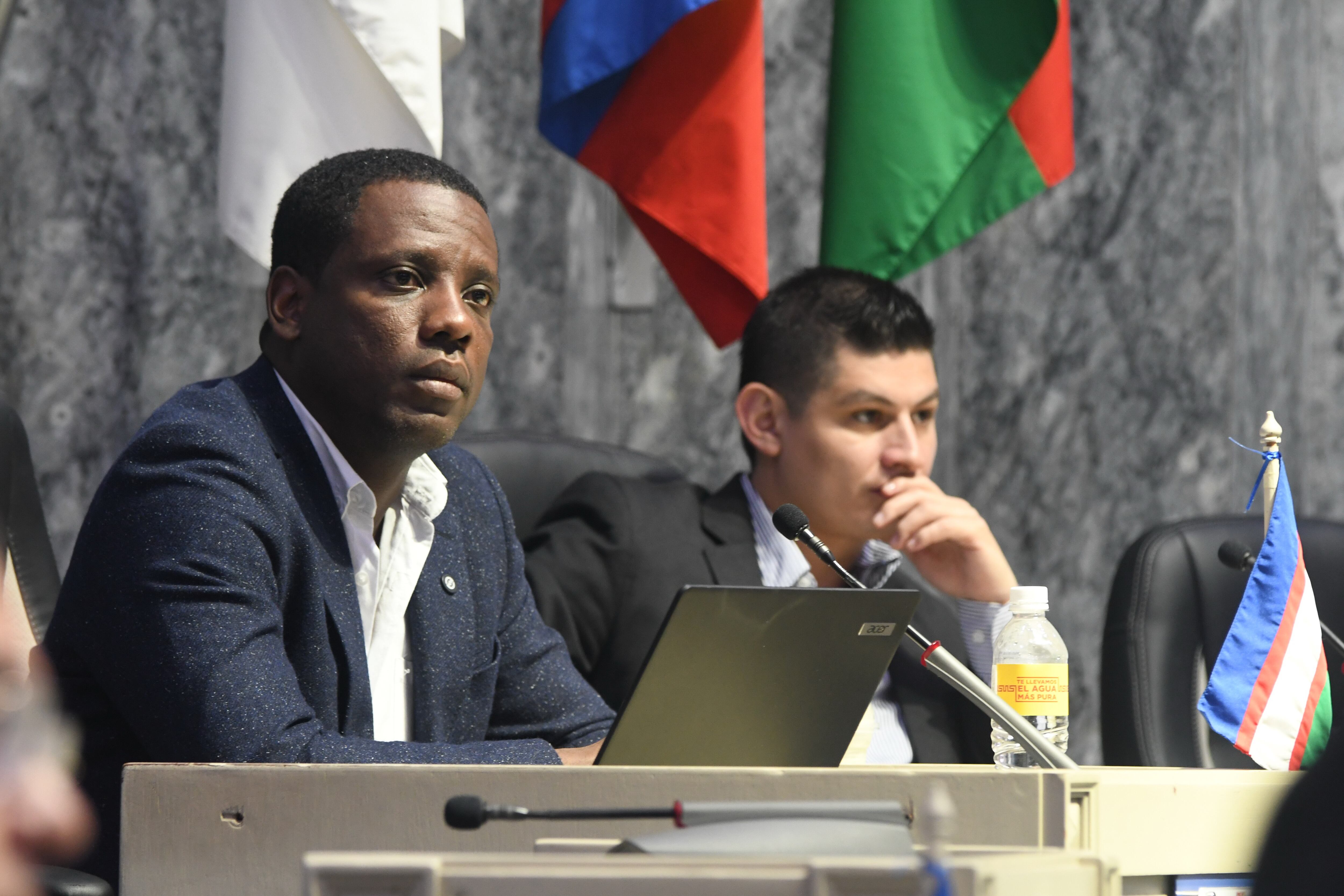 Cali: Sesión en el concejo con el gerente de Emcali Roger Mina. Foto José L Guzmán. EL País