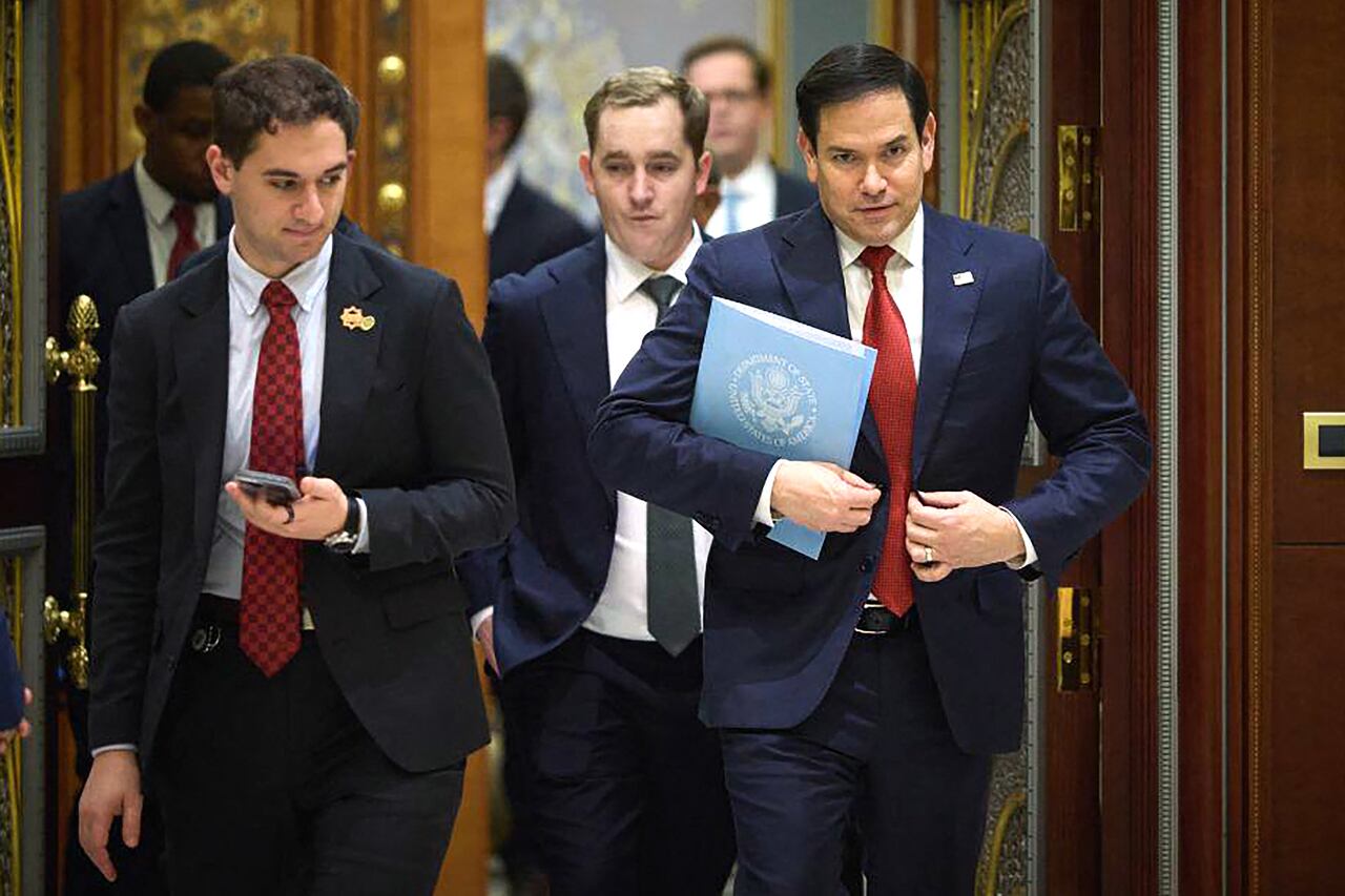 En las conversaciones organizadas por Arabia Saudita, Ucrania presentará a los EE. UU. un plan para un alto el fuego parcial con Rusia, con la esperanza de recuperar el apoyo de su principal benefactor, que bajo el presidente Donald Trump ha exigido concesiones para poner fin a la guerra de tres años.