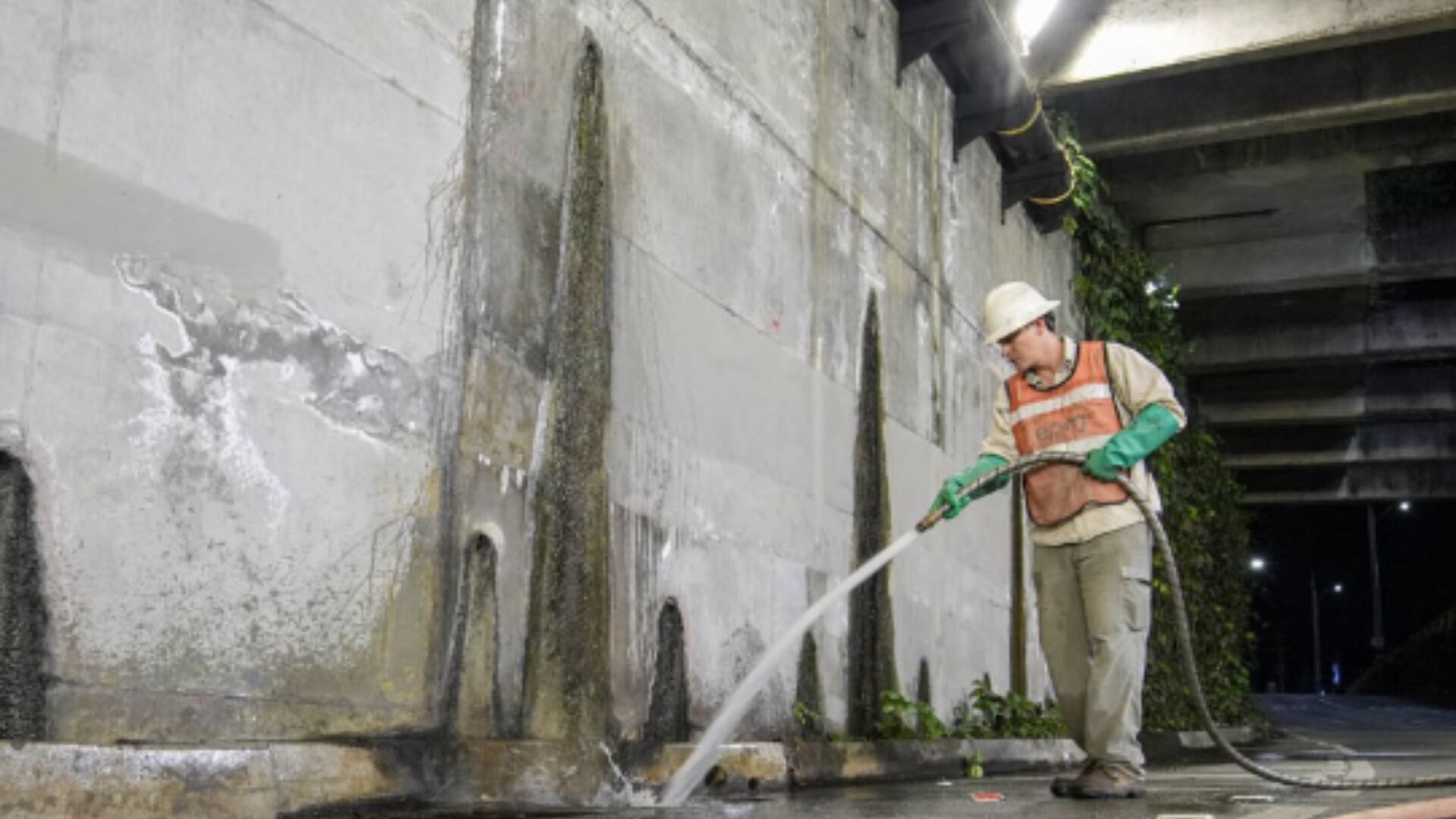 Trabajadores adelantan mantenimiento y retiro de residuos en un paso deprimido de Medellín para evitar inundaciones durante la temporada de lluvias.