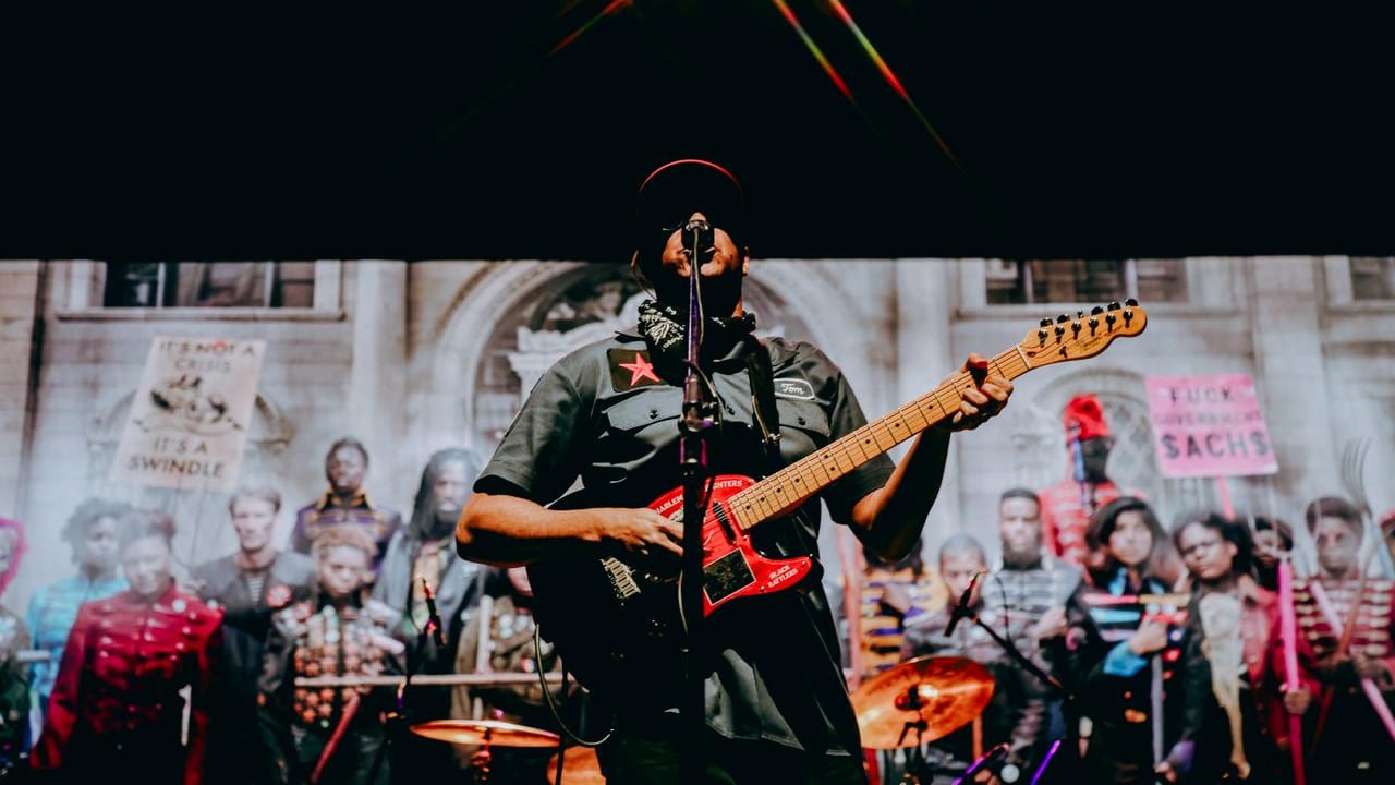 Los 15 minutos que esperó Tom para empezar su concierto le permitió a la gente llegar al JEG y configurar una noche legendaria.