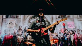 Tom Morello y su Freedom Fighter Orchestra en el Teatro JEG, el 19 de marzo en Bogotá.