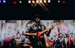 Tom Morello y su Freedom Fighter Orchestra en el Teatro JEG, el 19 de marzo en Bogotá.