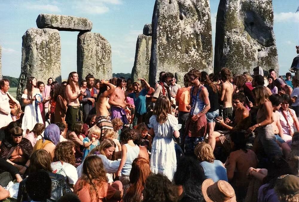 Free festival en Stonehenge en 1989. Salix alba/Wikimedia Commons, CC BY-SA