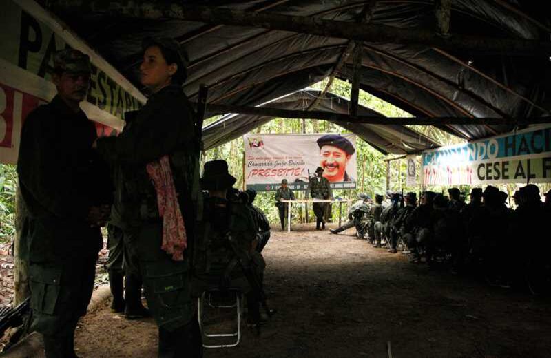 El Bloque Oriental ahora se llama Jorge Briceño, en memoria del Mono Jojoy, que murió en un bombardeo en 2010. Una pancarta con su imagen sirve de telón de fondo al aula mayor del campamento. 