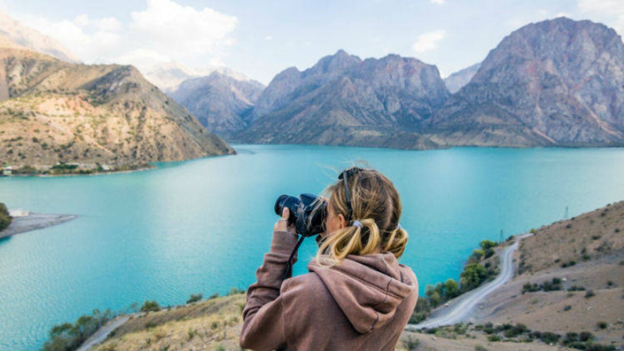 1. Venda sus fotografías en bancos de imágenes: Vender sus fotos a terceras personas: tanto empresas como particulares. En internet existen muchos bancos de imágenes que, a cambio de una pequeña cuota o bajo el modelo de negocio de regalías, le permiten subir sus fotos a sus bibliotecas para que sus usuarios las compren y usted reciba una comisión. Entre los bancos de imágenes más populares están ShutterStock, iStock y Depositphotos