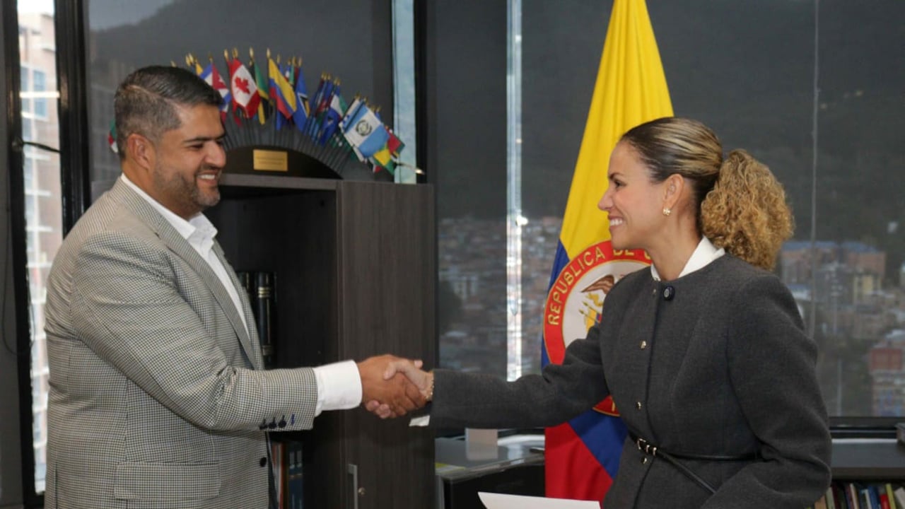 La ministra del Trabajo, Natalia López Fuentes, posesionó este miércoles a Ricardo Torres Castro como nuevo director general de la entidad.