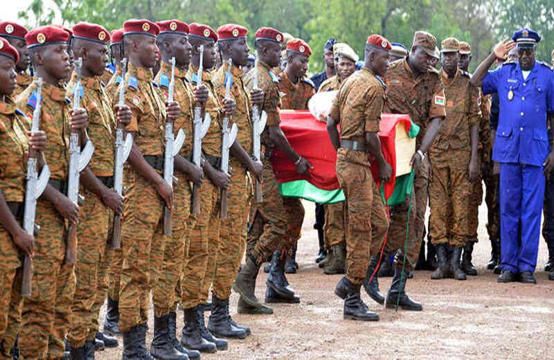 En Burkina hubo enfrentamientos entre yihadistas y el ejército de Nigeria. Tras el encuentro bélico se llevaron a cabo los funerales de varios militares caídos en ese combate.
